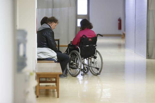 Življenjski stroški invalidov so praviloma višji, saj imajo zaradi svoje invalidnosti tudi dodatne stroške. FOTO: Leon Vidic