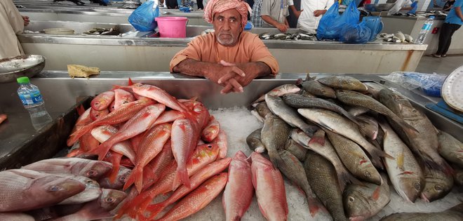 Ribiči v ribarnici v Muškatu – tržnica Mutrah