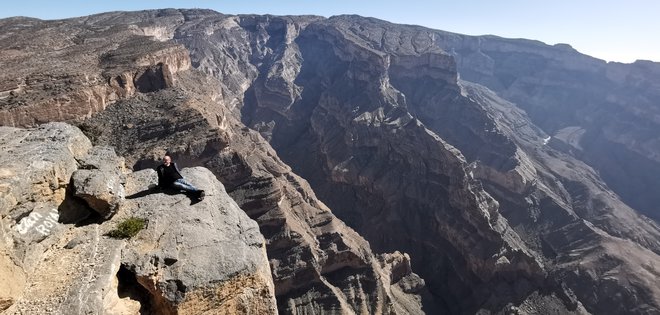 Veliki kanjon Vadi Gul pod goro Džebel Šams, 3009 metrov nad morjem.