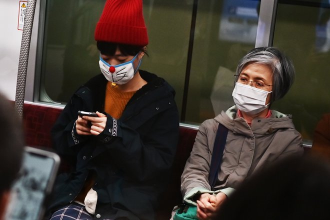 Izven Kitajske je medtem v preostalem delu sveta doslej znanih prek 2300 okužb z novim virusom. FOTO: Charly Triballeau/Afp