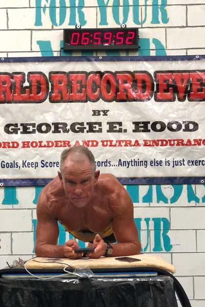 George Hood je v položaju deske vzdržal 8 ur, 15 minut in 15 sekund in podrl Guinnessov rekord. FOTO: Josef Holic/guinnessworldrecords.com