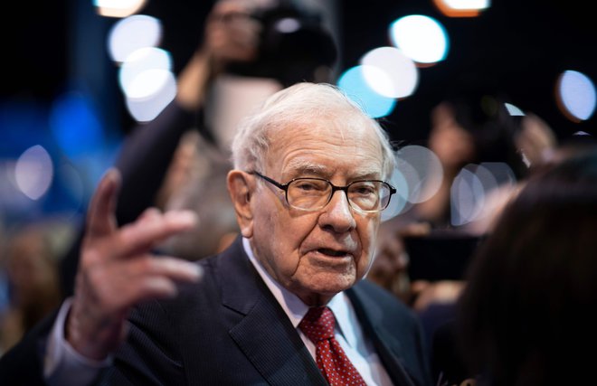 Warren Buffett si je končno omislil iphone. FOTO: Johannes Eisele/AFP
