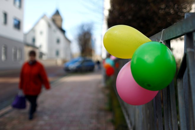 Včeraj je 29-letni Nemec z avtomobilom namerno pridrvel v pustni sprevod, vzrok za napad ni znan. FOTO: Thilo Schmuelgen/Reuters