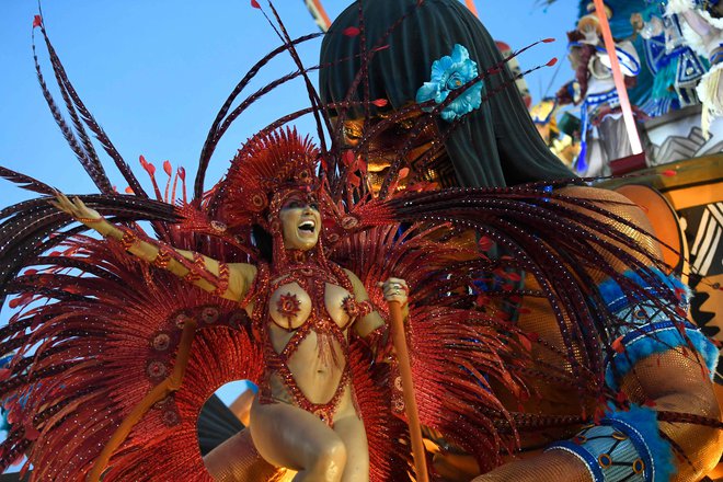 Z otvoritveno parado na sambodromu na plaži Copacabana v Riu de Janeiru je pretekli vikend letošnji karneval, ki bo skupno trajal kar 50 dni, doživel vrhuneC in bo trajal do konca tedna. FOTO: Mauro Pimentel/Afp