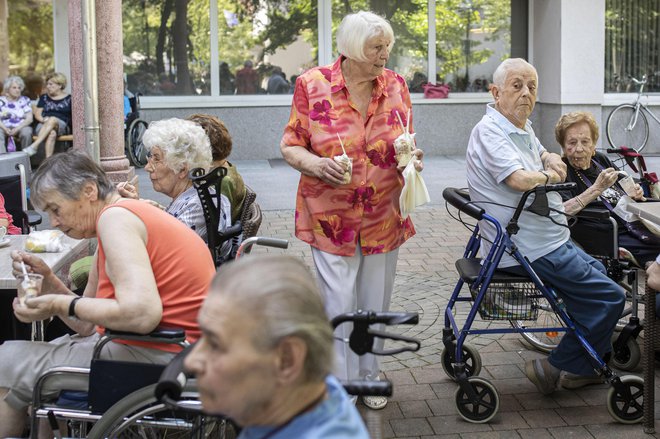 V socialnovarstvenih zavodih od ministrstva pričakujejo predstavitev metodologije in izračuna stroškov, saj njihovi izračuni odstopajo od izračunov Skupnosti. FOTO: Voranc Vogel/Delo