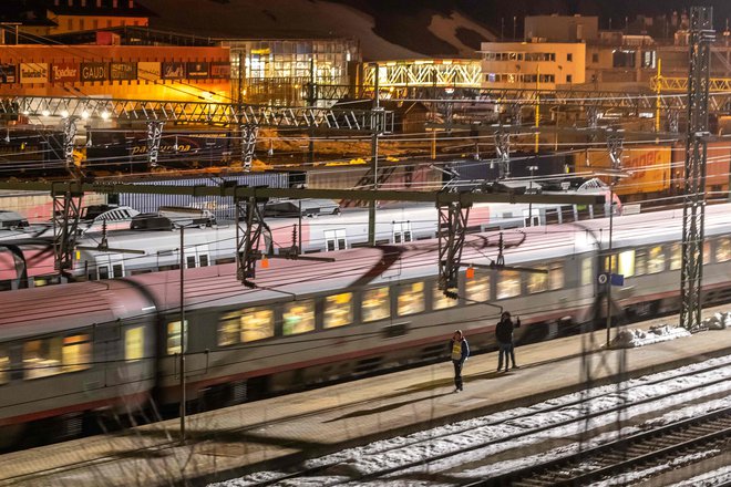 Iz strahu pred novim koronavirusom sta bila v nedeljo na meji med Italijo in Avstrijo več ur ustavljena dva vlaka s skupno okoli 500 potniki. FOTO: Johann Groder/Afp