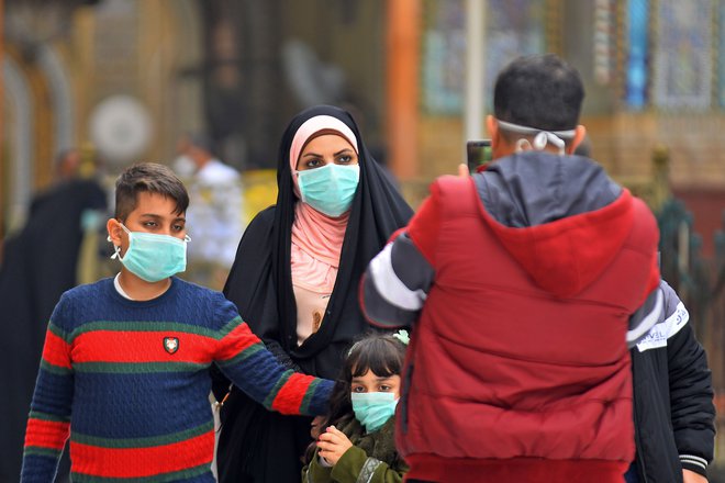 Zunaj Kitajske je bolezen novega koronavirusa največ (16) zahtevala v Iranu. Na fotografiji prizor z iraškega mesta Najaf, kjer so zabeležili prvi primer virusa covid-19 v Iraku. FOTO: Haidar Hamdani/AFP