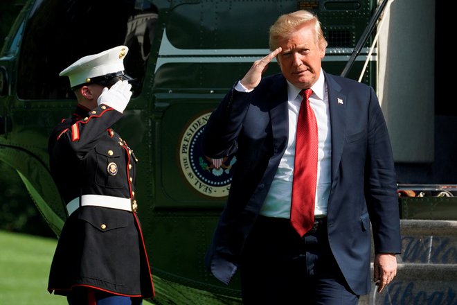 Donald Trump razglaša, da želi s carinami zaščititi ZDA pred neželenimi vplivi in povečati število delovnih mest. Skriti cilj pa je povečanje davčnih prihodkov. Foto Yuri Gripas Reuters