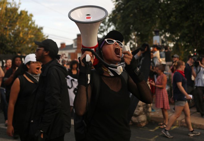 Protestni shod v Virginiji ob obletnici tragičnih spopadov med skupinami skrajnih desničarjev in nasprotniki, ki so terjali življenje Heather Heyer. FOTO: Reuters