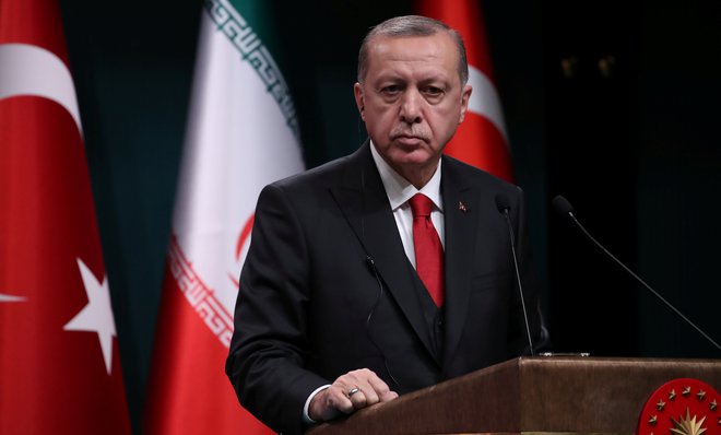 Erdogan je izjavil, da je televizijski voditelj krepko prekoračil svoje novinarske pristojnosti. FOTO: Umit Bektas/Reuters