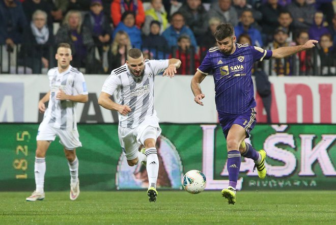 Nino Kouter in Rok Kornaveter bosta tudi danes v središču derbija v Fazaneriji. FOTO: Tadej Regent