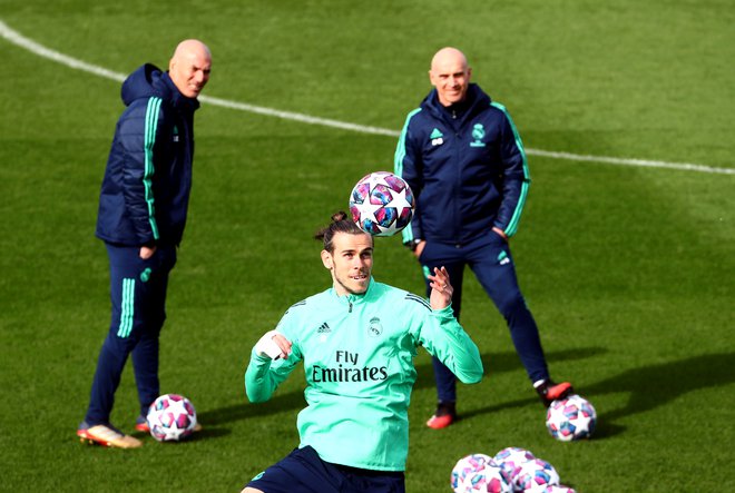 Zinedine Zidane (levo) in njegov pomočnik David Bettoni sta takole opazovala zadnji trening Garetha Bala. FOTO: Reuters