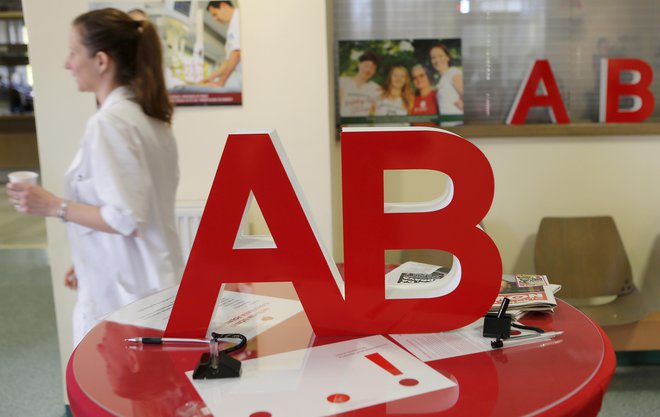 Zaposleni na zavodu za transfuzijsko medicino so v javni prošnji za pomoč zapisali A, vodstvo pravi B. Foto Aleš Černivec