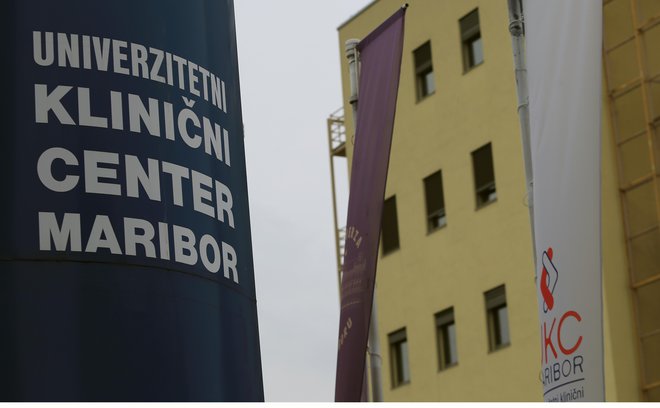 V UKC Maribor do preklica prepovedujejo obiske na vseh oddelkih. FOTO: Tadej Regent/Delo
