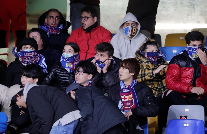 Takole spremljajo v Italiji nogometne tekme, seveda tiste, ki jih še niso odpovedali. Prizor z derbija Napolija in Barcelone. FOTO: Reuters