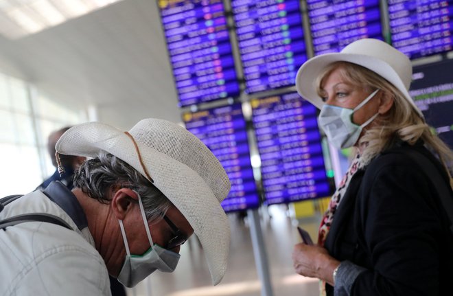 Fizične omejitve po svetu le upočasnjujejo širitev. Še celo močno izolirane države, kot je Severna Koreja, poročajo o pojavu bolezni. Foto: Nacho Doce / Reuters