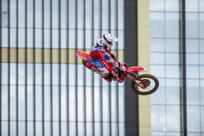 Tim Gajser je v tej sezoni zbral 7 zmag, toliko jih je imel tudi leta 2016, ko je osvojil naslov svetovnega prvaka. FOTO: HRC