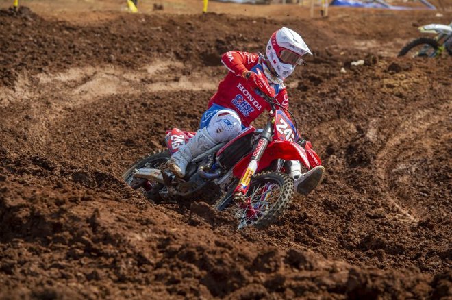 Tim Gajser si je 18. zmago v karieri privozil s poškodovanim gležnjem. FOTO: HRC