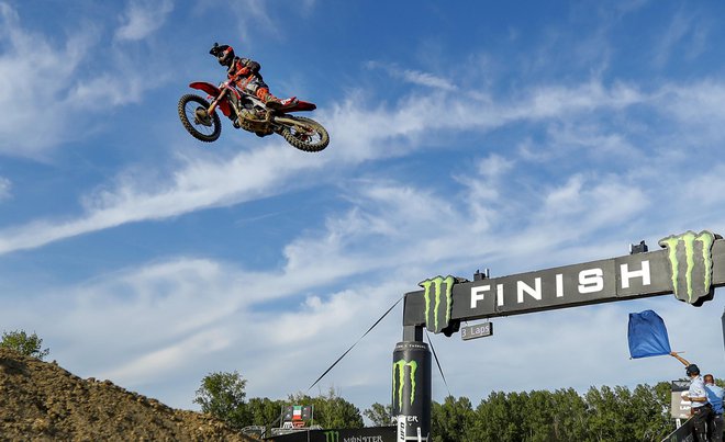 Tim Gajser je tretjič postal svetovni prvak. Haloški as je bil leta 2015 svetovni prvak v razredu MX2, leto pozneje pa še v elitnem razredu MXGP, uspeh je ponovil še včeraj. FOTO: Matej Družnik/Delo