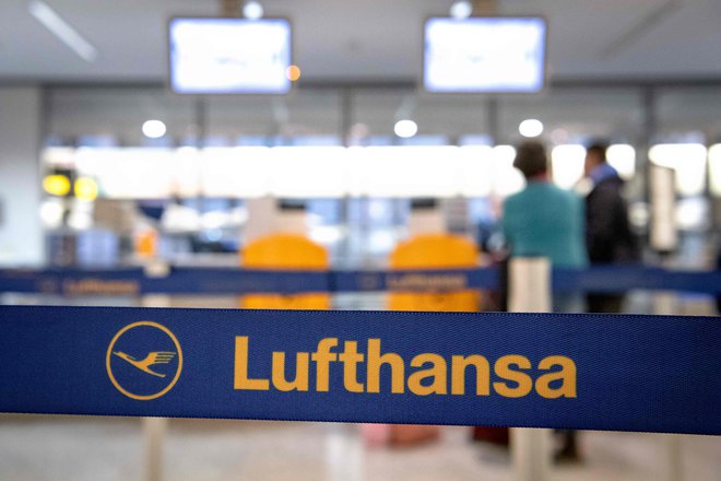 Podjetja, kot je Lufthansa, zaposlene obveščajo o higienskih ukrepih, ki naj jih izvajajo, svetujejo pa tudi, naj se izogibajo potovanjem na tvegana območja. Foto AFP