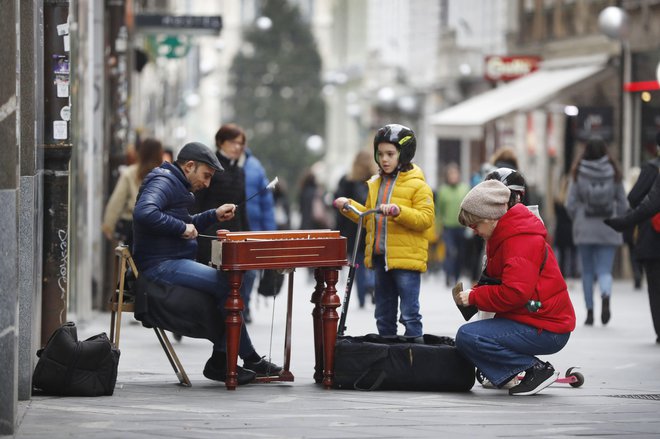 Ulični nastopi ne popestrijo samo poletnih večerov. Foto Leon Vidic