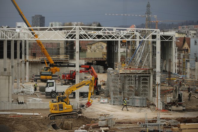 Naložbe (na sliki gradbišče ljubljanske Ikee) so eno glavnih gonil gospodarske rasti. Foto: Jure Eržen/delo