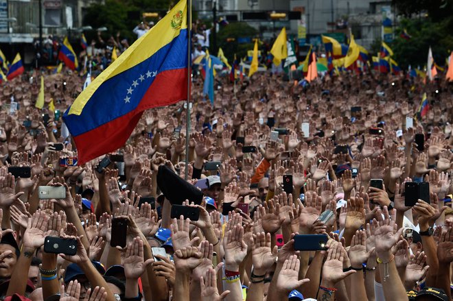 Prizori z včerajšnjih množičnih protivladnih protestov v Venezueli so obkrožili svet. FOTO: Federico Parra/AFP