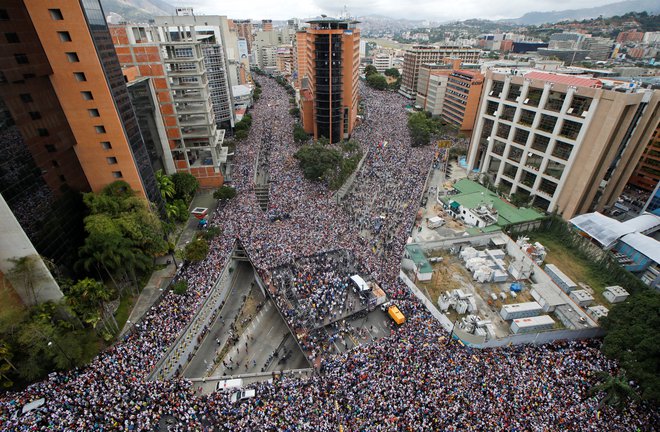 Venezuelska opozicija se že dolgo ni tako množično in enotno uprla avtokratskemu režimu Nicolása Madura. FOTO: Reuters