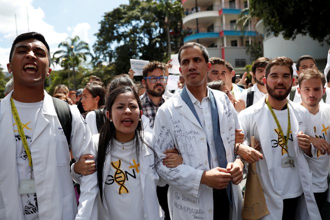 Guaidó, ki je za večino Venezuelcev utelešenje upanja na menjavo oblasti, se je s študenti medicine danes sprehodil po Caracasu. Foto: Carlos Garcia Rawlins/Reuters