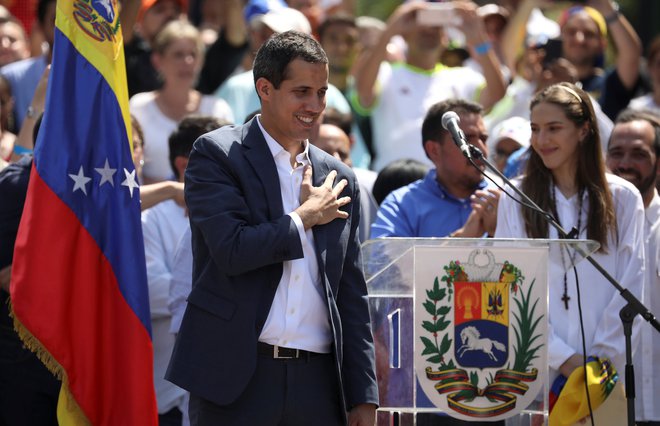 Vodja venezuelske opozicije in prehodni predsednik države Juan Guaidó med sobotnimi protivladnimi protesti v Caracasu. FOTO: Reuters/Andres Martinez