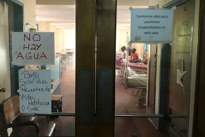Več kot dve tretjini urgentnih blokov v Venzueli ne more zagotavljati rednih storitev, 80 odstotkov bolnišnic nima redne preskrbe z vodo. Foto: Marco Bello/Reuters