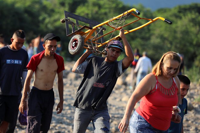 Nasprotniki državnega režima odhajajo iz Venezuele. FOTO: Reuters