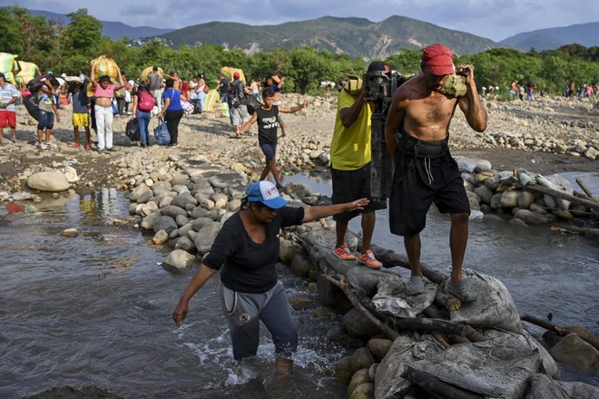 Številni Venezuelci odhajajo v Kolumbijo po boljše življenje. Nekateri za zmeraj, drugi samo občasno po hrano in zdravila. FOTO: AFP