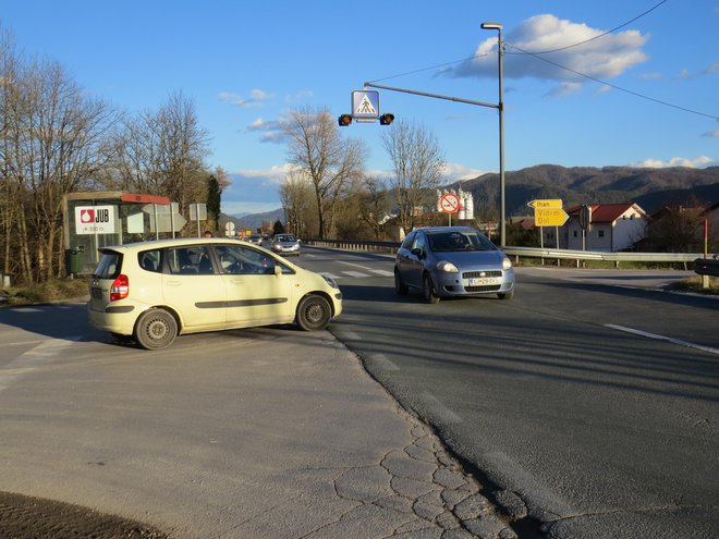 Na križišču glavne in obeh stranskih cest nameravajo končno zgraditi krožišče. Foto Bojan Rajšek