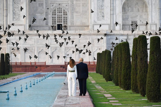 Ameriški predsednik Donald Trump se je z ženo Melanio minuli ponedeljek pri Tadž Mahalu zadržal eno uro. Foto Alexander Drago/Reuters