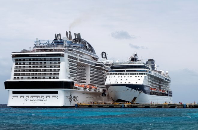 Križarka MSC Meraviglia je pristala na mehiškem otoku Conzumel, potem ko so jo zavrnili na Jamajki in Kajmanskih otokih. FOTO: Reuters