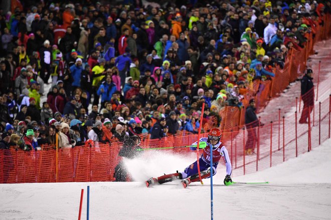 Alpski smučarji so zaradi močnega vetra in obilnega pošiljke snega danes ostali brez tekme v svetovnem pokalu. FOTO: AFP