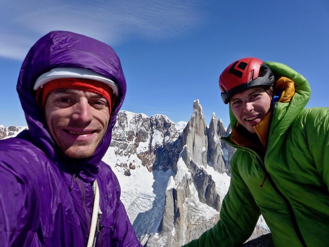 Luka Krajnc in Luka Lindič na vrhu St. Exupéryja po preplezani novi smeri Mir. FOTO: Luka Krajnc in Luka Lindič&nbsp;