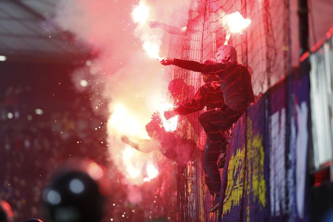 Mariborska navijaška skupina Viole je bila v derbiju proti Olimpiji &raquo;v formi&laquo;. FOTO: Leon Vidic/Delo