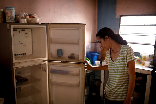 Tretjina Venezuelcev nima denarja, da bi si lahko kupili dovolj hrane. FOTO: Carlos Garcia Rawlins/Reuters