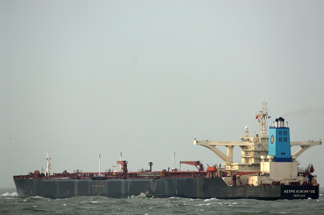 Pred koprskim pristaniščem so ustavili tanker zaradi suma na koronavirus. FOTO: EPA