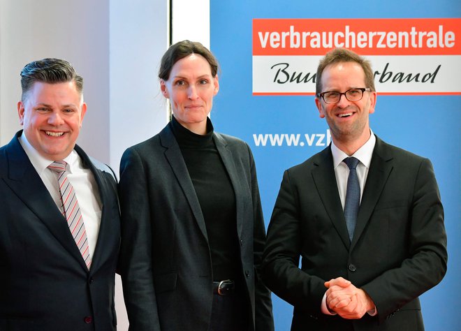 (L-R) Lawyer Tobias Ulbrich, Jutta Gurkmann, business unit leader consumer policy of the Consumer Advice Centre and the Consumer Advice Centre's leader Klaus Mueller pose on February 28, 2020 in Berlin before a news conference to comment on a compensation deal with German car maker Volkswagen (VW). - An important chapter in Volkswagen's years-long "dieselgate" emissions cheating saga appeared headed for a close, as the German car giant agreed a compensation deal with domestic consumer groups. Volkswagen and the German consumer federation VZBV reached a "comprehensive agreement" in a first-of-its-kind collective lawsuit brought by 400,000 diesel car drivers, the Brunswick higher state court said. (Photo by Tobias SCHWARZ / AFP)