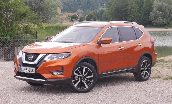 Ni kaj, oranžna barva mu lepo pristoji, tudi 19-palčna platišča niso od muh, a nissan x-trail v tej generaciji ni kleni terenec, pač pa pomehkužen v športnega terenca, ki sicer v ničemer resno ne izstopa. FOTO: Boštjan Okorn