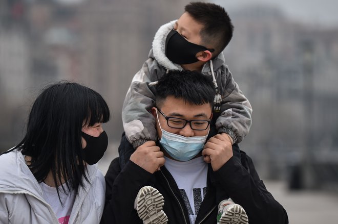 Nov koronavirus, najprej odkriv v kitajskem Wuhanu, so poimenovali sars-cov-2, bolezen, ki jo povzroča, pa covid-19. FOTO: Hector Retamal/AFP