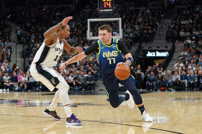 Luka Dončić (desno) je nanizal 23 točk (za dve 7:11, za tri 0:6, prosti meti 9:9), 10 asistenc in 4 skoke v 38 minutah igre. FOTO: Usa Today Sports