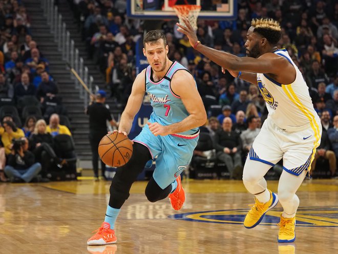 Goran Dragić je dosegel manj točk kot Luka Dončić, toda na koncu se je veselil zmage. FOTO: Usa Today Sports