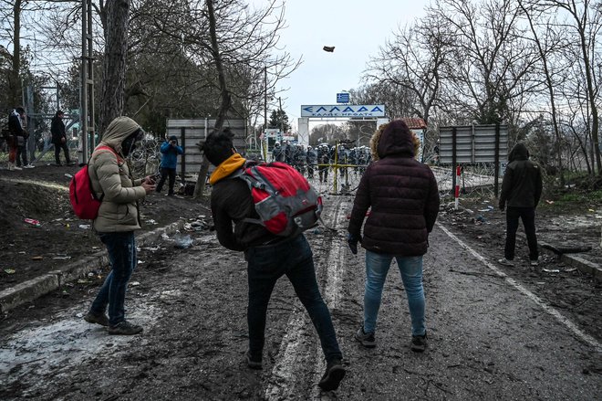 Več tisoč beguncev in migrantov je danes želelo prečkati mejo med Turčijo in Grčijo. FOTO: Ozan Kose/AFP