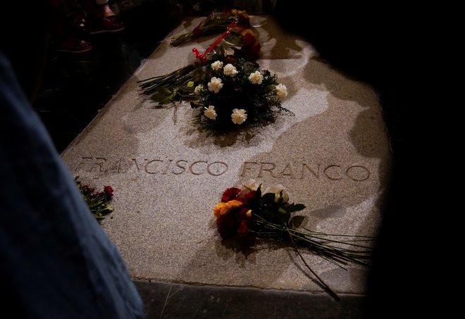 General Francisco Franco je bil leta 1975 pokopan v mavzoleju, ki so ga zgradili po njegovem naročilu. FOTO: Juan Medina/Reuters