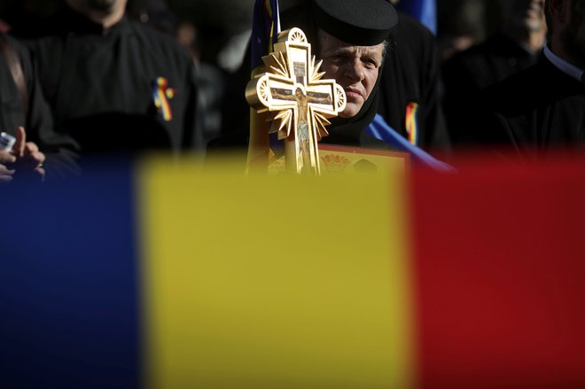 S prižnic so udeležbo na referendumu pogojevali z izkazovanjem vere, manjkalo ni propagande o kraji otrok heteroseksualnim parom in izmišljenih likov na pamfletih, ki so govorili o grozotah odraščanja v istospolnih družinah. Foto: Inquam Photos/Reuters