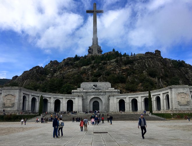 Z megalomanskim mavzolejem, nad katerim se bohoti 150 metrov visok križ, je Franco želel postati nesmrten in izzvati čas. V Dolini padlih ne manjka obiskovalcev s frankističnimi simboli. Foto: Gašper Završnik